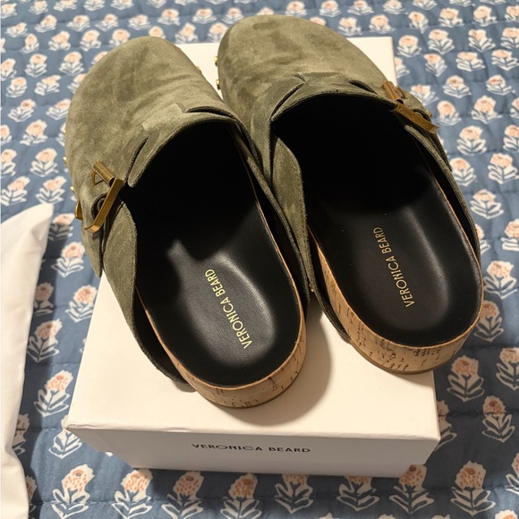 🟩 NIB Veronica Beard Fern Suede Studded Clogs – Sage / Army Green – Size 9 - Picture 10 of 15